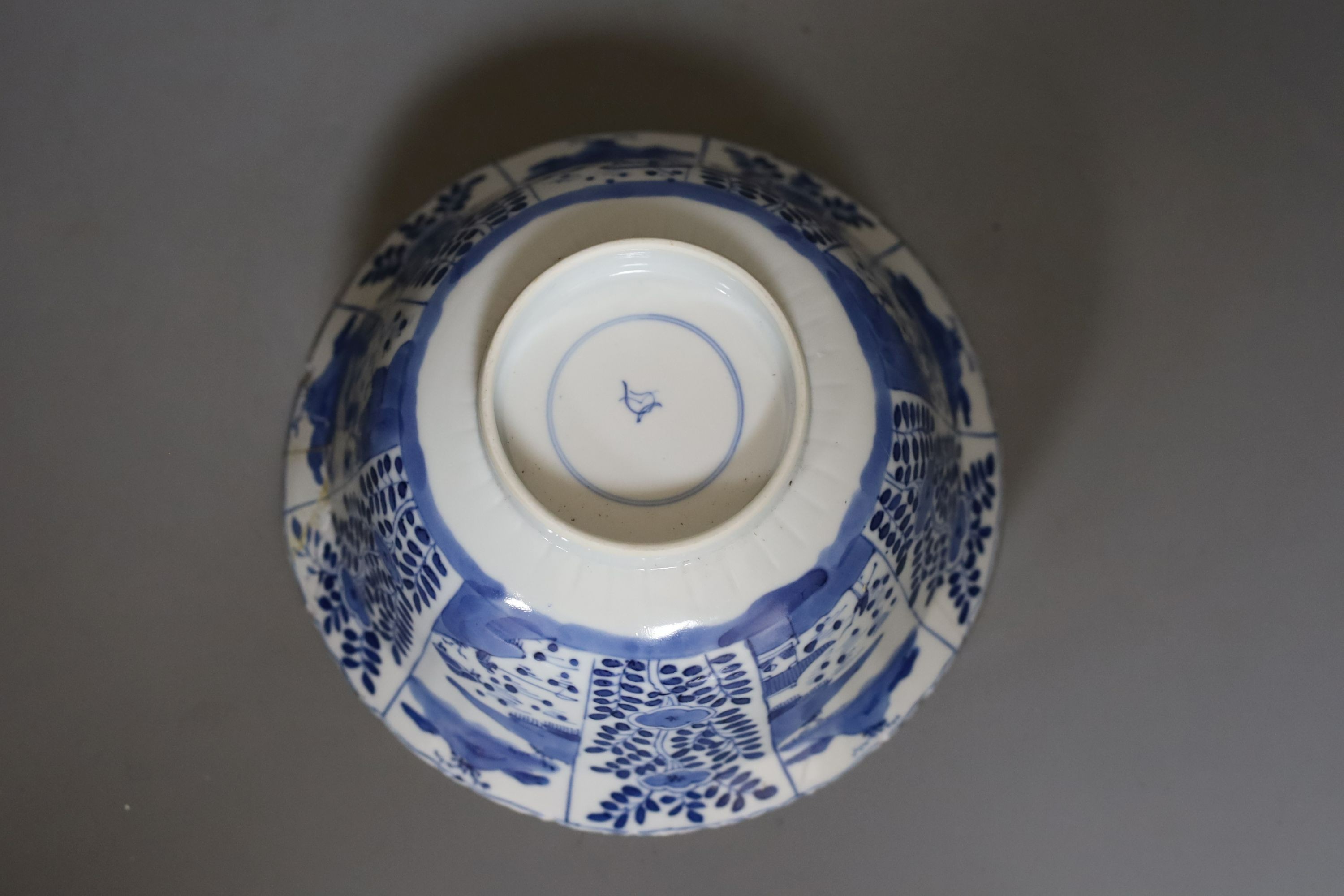 A Chinese Kangxi blue and white bowl, 20cm